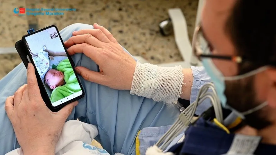 Videollamada del padre para ver a su bebé. Foto: EP