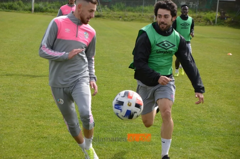 Molina y Navas pelean por un balón