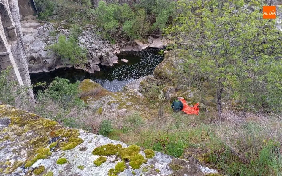 Foto 2 - Guardia Civil y Urgencias del Sacyl rescatan a una mujer en el puente Resbala de Saldeana  