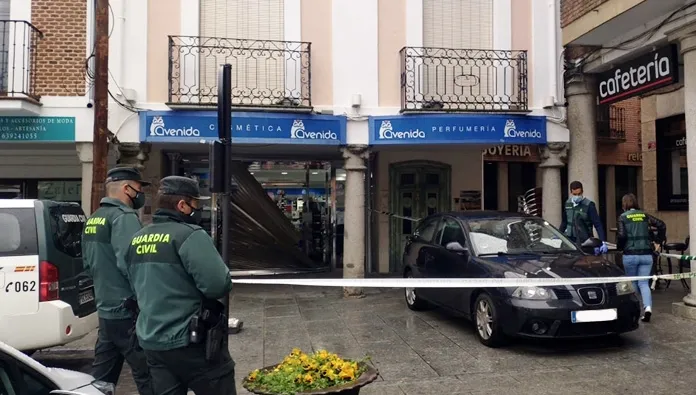 Imagen del establecimiento peñarandino acordonado por la Guardia Civil tras el alunizaje