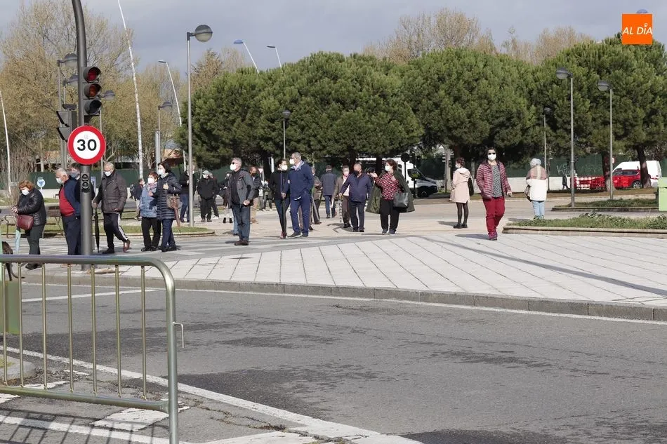 Foto 10 - Los mayores de 64 y 65 a&ntilde;os hacen cola para vacunarse en el Multiusos