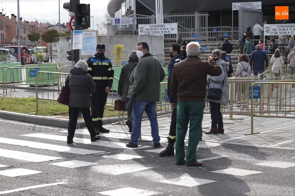 Foto 7 - Los mayores de 64 y 65 a&ntilde;os hacen cola para vacunarse en el Multiusos