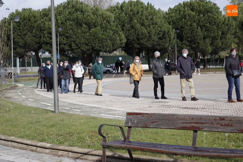 Foto 4 - Los mayores de 64 y 65 a&ntilde;os hacen cola para vacunarse en el Multiusos