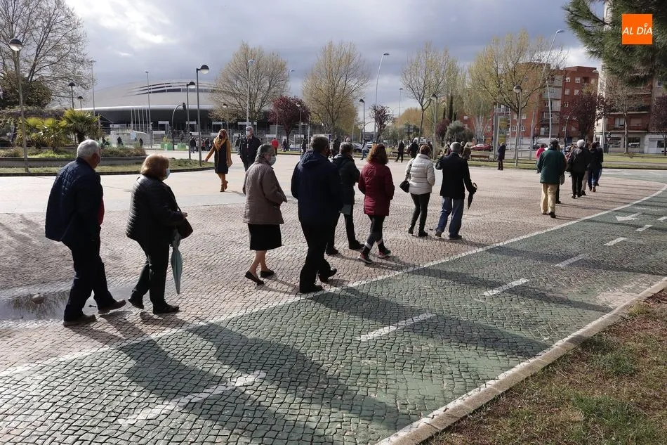 Foto 2 - Los mayores de 64 y 65 a&ntilde;os hacen cola para vacunarse en el Multiusos