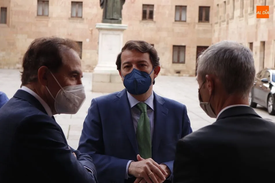 El presidente de la Junta, Alfonso Fernández Mañueco, antes del acto en la USAL - Guillermo García