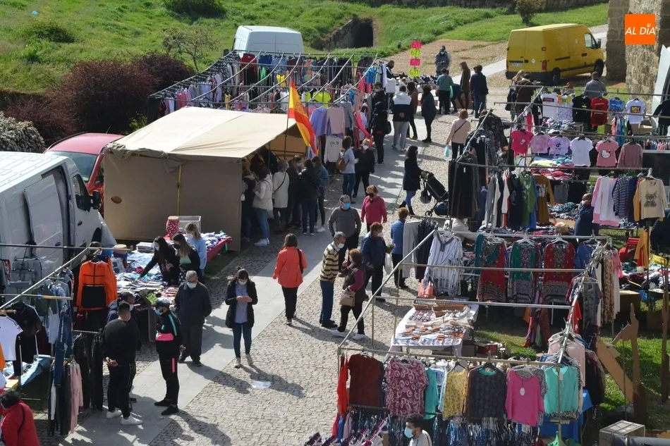 Foto 7 - El mercadillo sabatino pierde otros 10 puestos, 8 por falta de pago y 2 por fusiones  