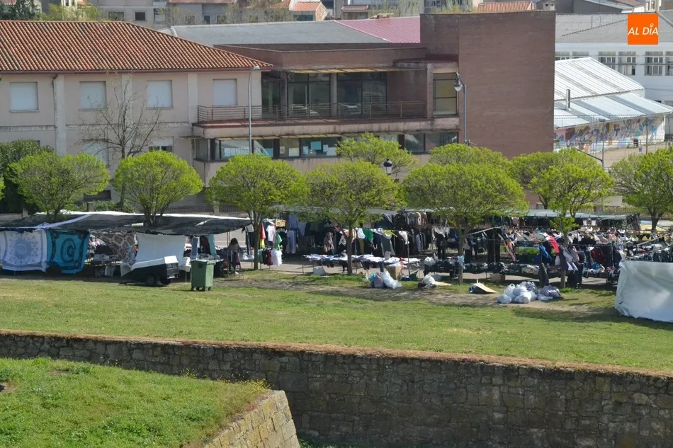 Foto 6 - El mercadillo sabatino pierde otros 10 puestos, 8 por falta de pago y 2 por fusiones  