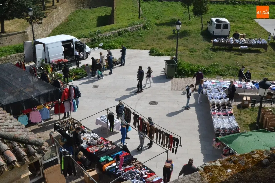 Foto 4 - El mercadillo sabatino pierde otros 10 puestos, 8 por falta de pago y 2 por fusiones  
