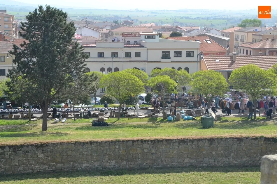 Foto 5 - El mercadillo sabatino pierde otros 10 puestos, 8 por falta de pago y 2 por fusiones  