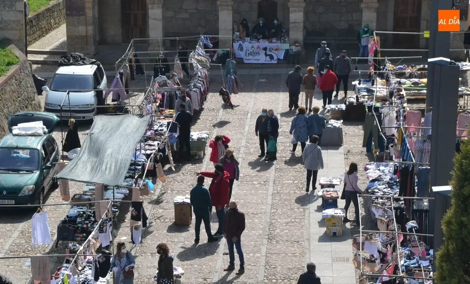 Foto 2 - El mercadillo sabatino pierde otros 10 puestos, 8 por falta de pago y 2 por fusiones  