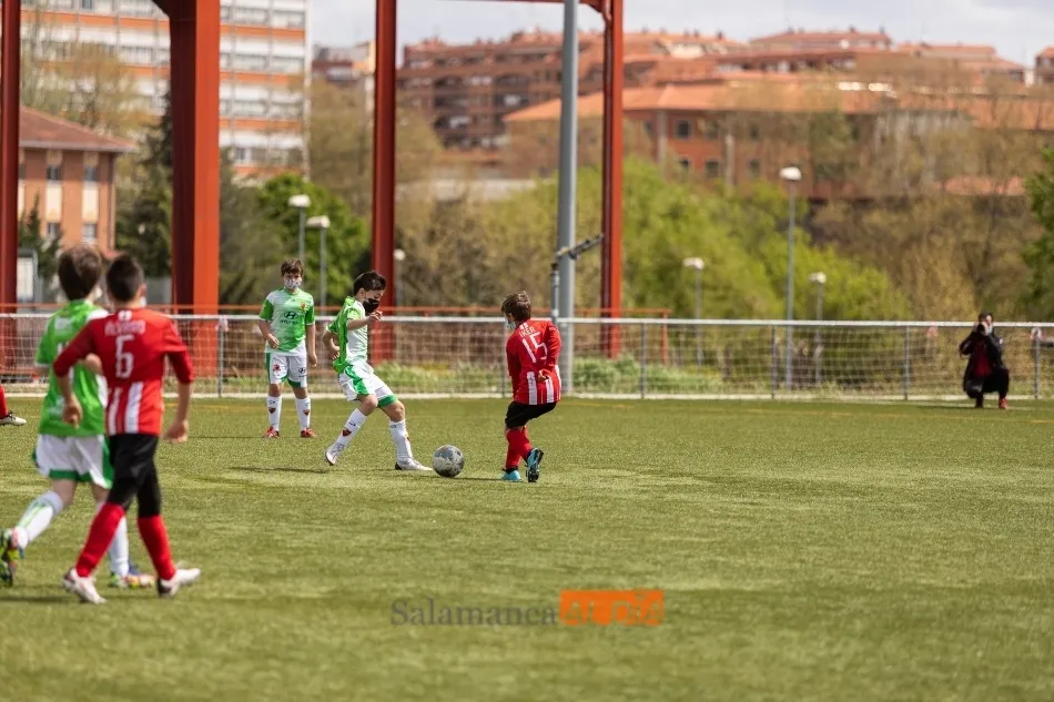 Foto 9 - El f&uacute;tbol base vuelve despu&eacute;s de m&aacute;s de un a&ntilde;o ausente: sin p&uacute;blico, con mascarillas y con...