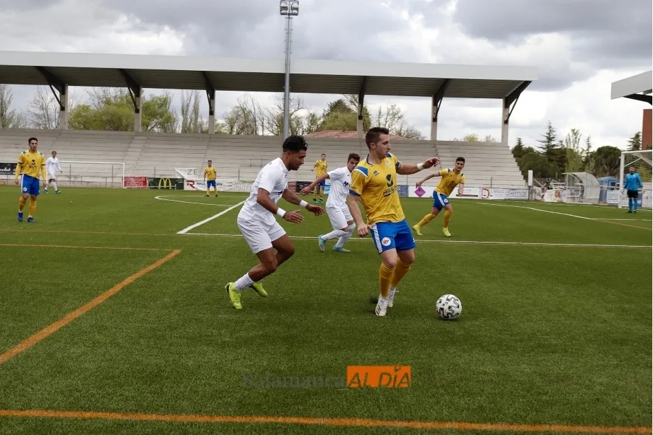 Yuberth presiona a un jugador del RS Monterrey / Guillermo García