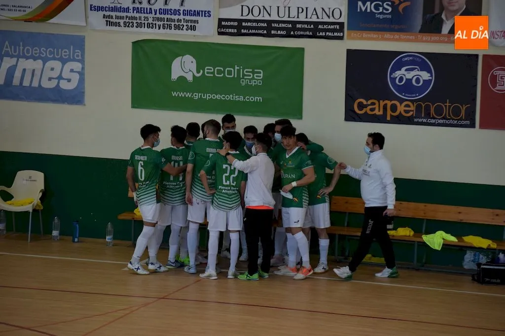 Conjura de los jugadores del Piensos Durán Albense antes de un partido / Pedro Zaballos