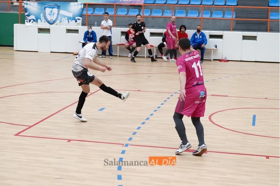 Foto 10 - Sufrida victoria del FS Salamanca Unionistas ante el Venta de Ba&ntilde;os (2-1)  