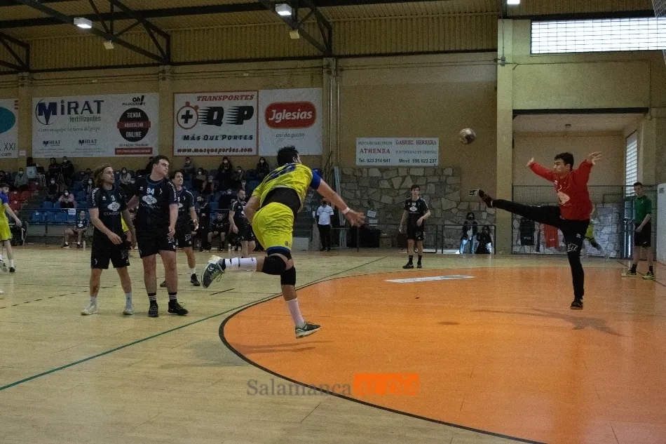 Foto 11 - El BM Salamanca se hace fuerte con su gente en el R&iacute;o Tormes para tumbar a Lafuente Pereda (35-31)