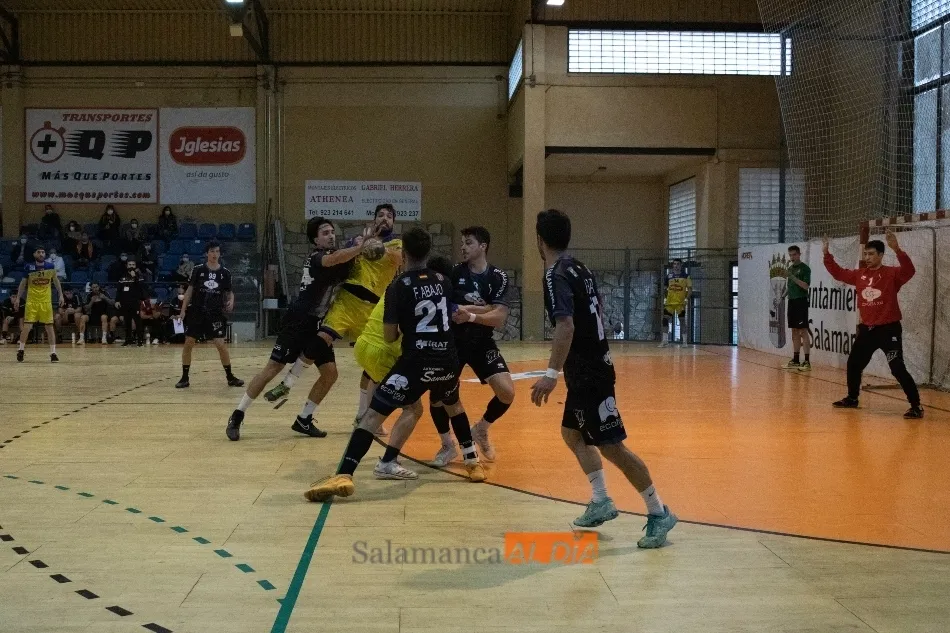 Foto 8 - El BM Salamanca se hace fuerte con su gente en el R&iacute;o Tormes para tumbar a Lafuente Pereda (35-31)
