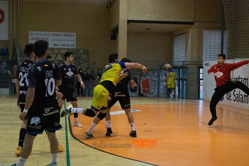 Foto 2 - El BM Salamanca se hace fuerte con su gente en el R&iacute;o Tormes para tumbar a Lafuente Pereda (35-31)
