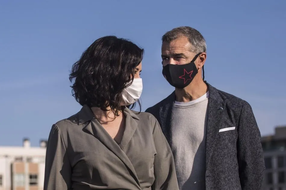 La presidenta de la Comunidad de Madrid y candidata a la reelección, Isabel Díaz Ayuso (i) y Toni Cantó - A.Martínez Vélez. Pool - Europa Press