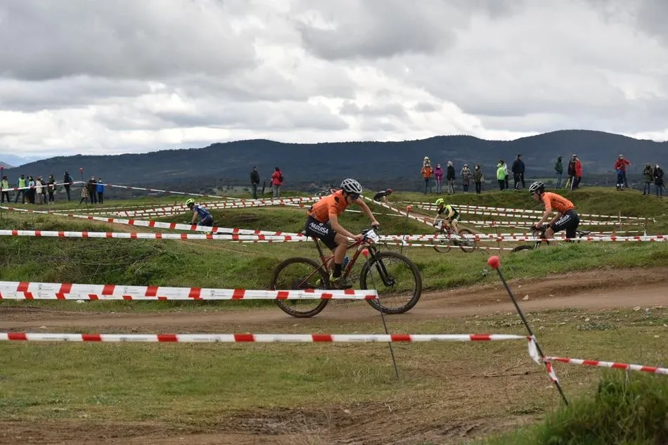 Foto 11 - Los ciclistas disfrutan en Guijuelo del primer Trofeo Escuelas BTT y del I XCO BTT