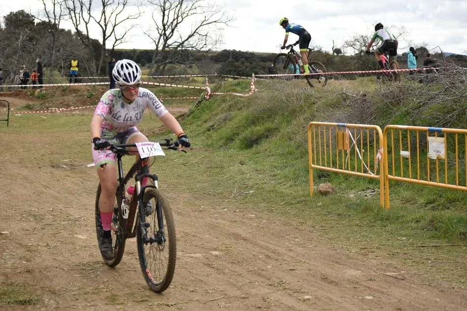 Foto 10 - Los ciclistas disfrutan en Guijuelo del primer Trofeo Escuelas BTT y del I XCO BTT