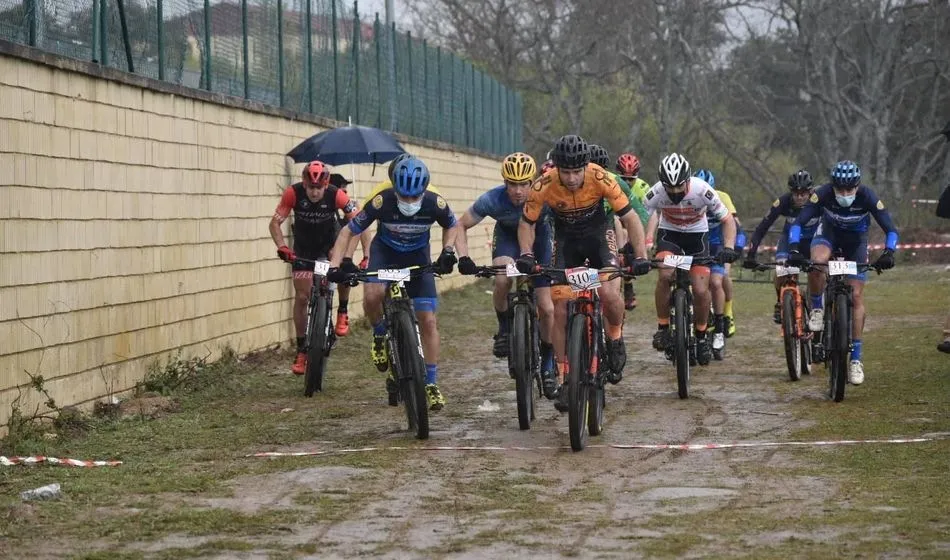 Foto 9 - Los ciclistas disfrutan en Guijuelo del primer Trofeo Escuelas BTT y del I XCO BTT