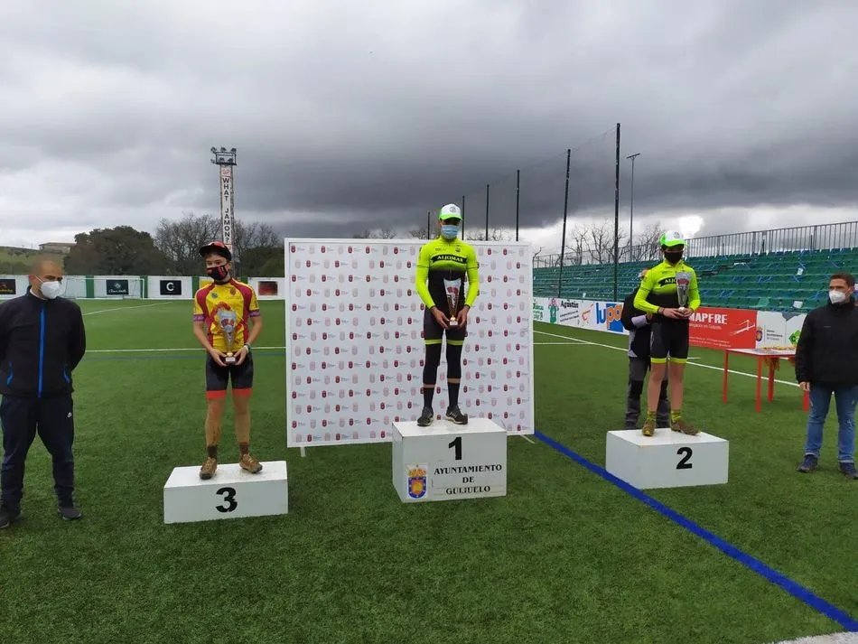 Foto 8 - Los ciclistas disfrutan en Guijuelo del primer Trofeo Escuelas BTT y del I XCO BTT