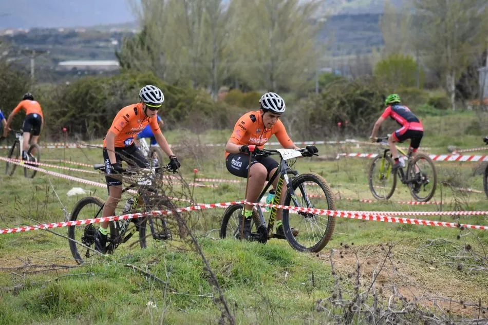 Foto 6 - Los ciclistas disfrutan en Guijuelo del primer Trofeo Escuelas BTT y del I XCO BTT