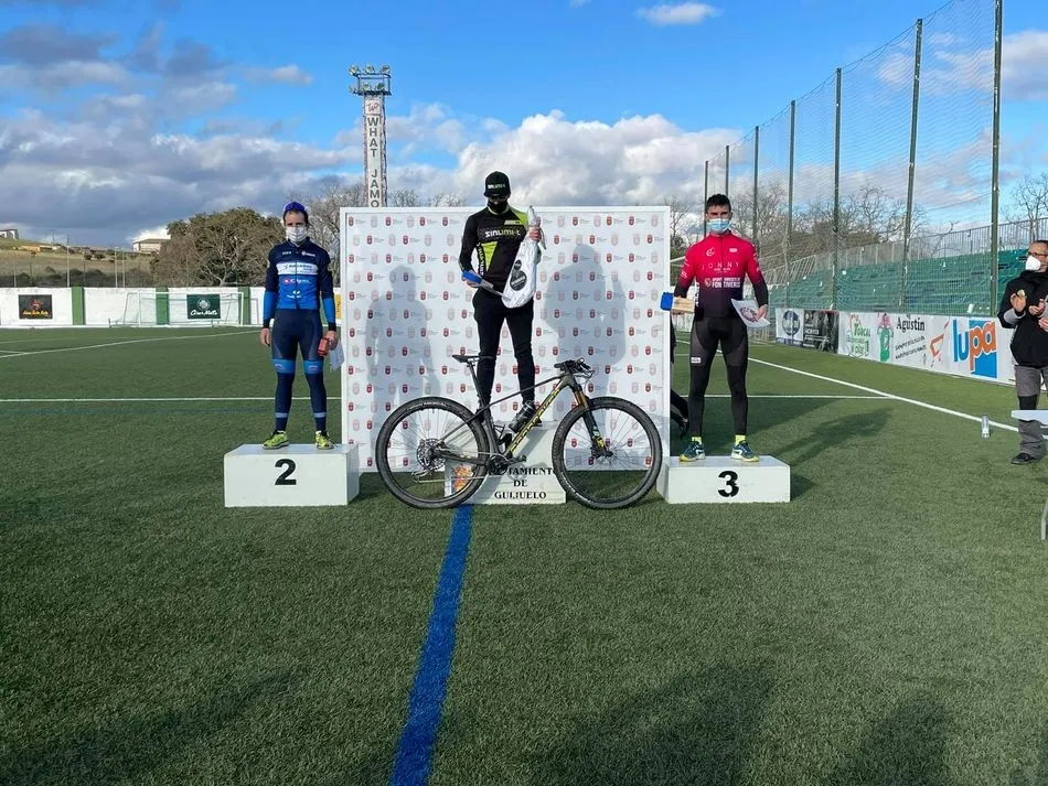 Foto 4 - Los ciclistas disfrutan en Guijuelo del primer Trofeo Escuelas BTT y del I XCO BTT