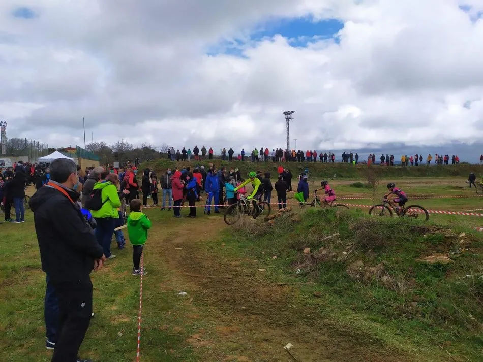Foto 3 - Los ciclistas disfrutan en Guijuelo del primer Trofeo Escuelas BTT y del I XCO BTT