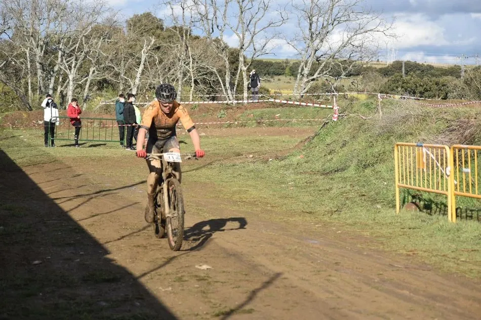 Foto 2 - Los ciclistas disfrutan en Guijuelo del primer Trofeo Escuelas BTT y del I XCO BTT