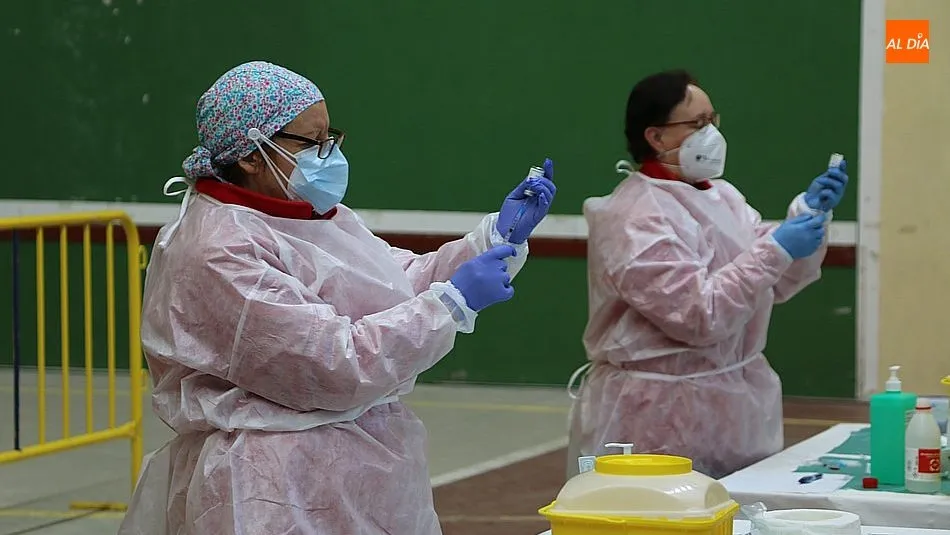 Las franjas horarias de vacunación se han programado con suficiente amplitud para que no sea necesario acudir con anterioridad a la hora señalada en cartel y evitar así esperas y aglomeraciones