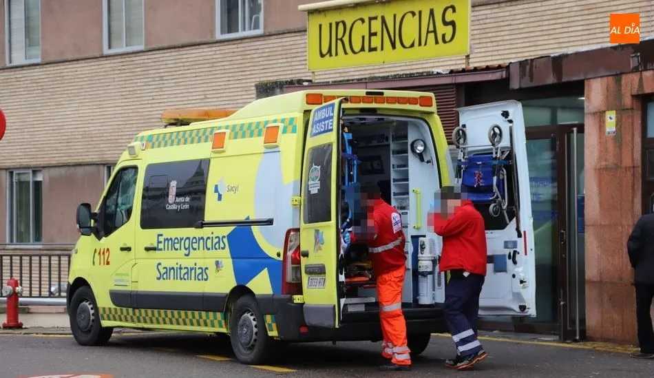Ambulancia junto al Clínico. Foto de archivo