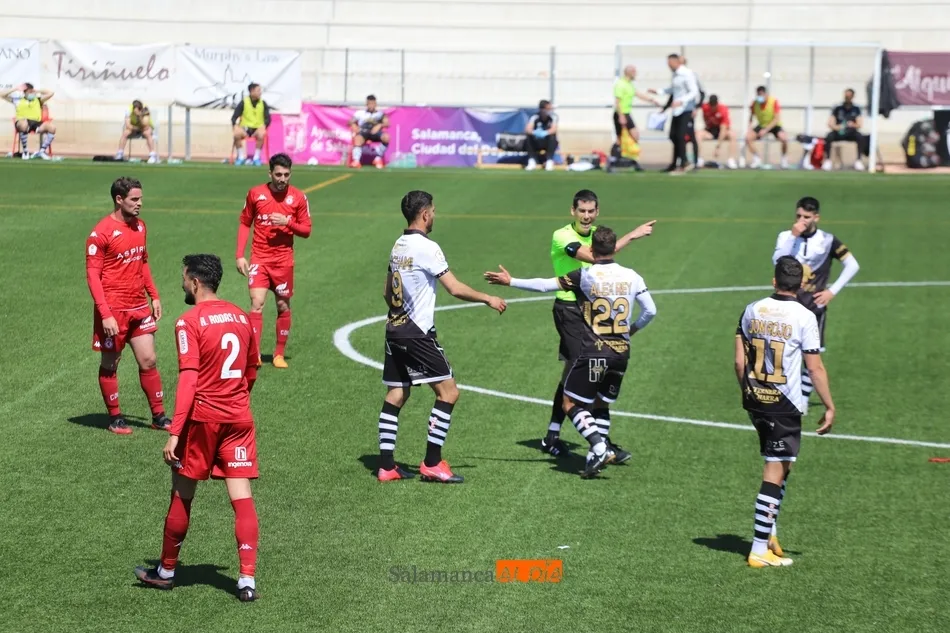 Álex Rey protesta una acción al colegiado del partido con la Cultural