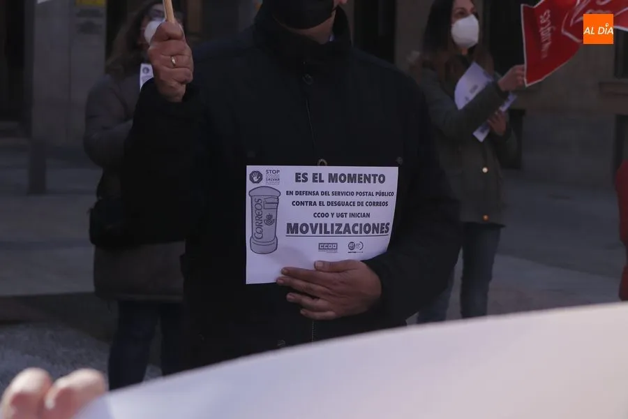 Foto 10 - Empleados de Correos protestan por sus condiciones laborales y rechazan la privatizaci&oacute;n de este...
