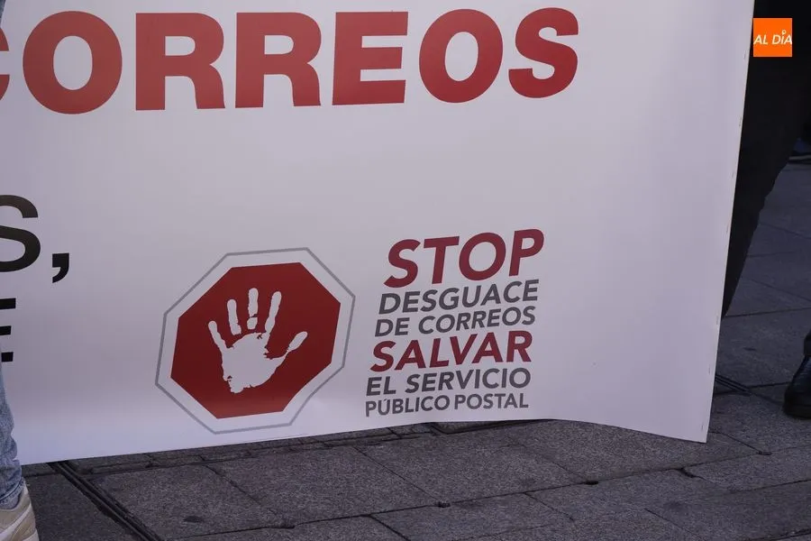 Foto 9 - Empleados de Correos protestan por sus condiciones laborales y rechazan la privatizaci&oacute;n de este...