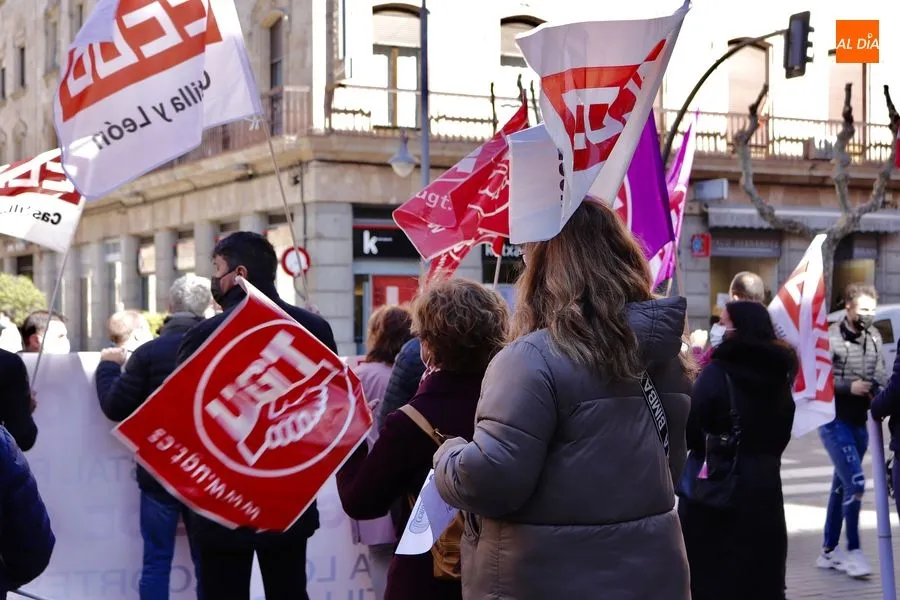 Foto 8 - Empleados de Correos protestan por sus condiciones laborales y rechazan la privatizaci&oacute;n de este...