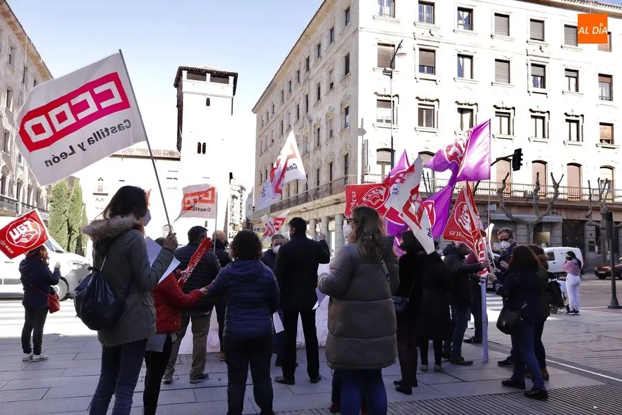 Foto 7 - Empleados de Correos protestan por sus condiciones laborales y rechazan la privatizaci&oacute;n de este...