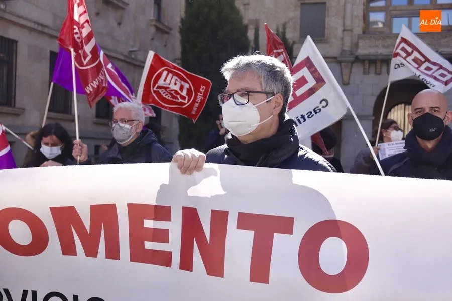 Foto 6 - Empleados de Correos protestan por sus condiciones laborales y rechazan la privatizaci&oacute;n de este...