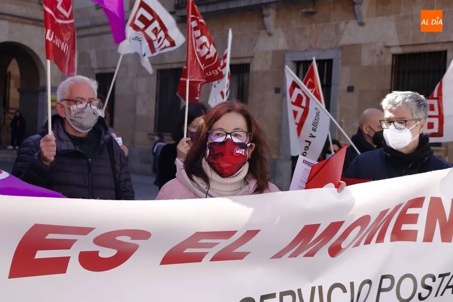Foto 5 - Empleados de Correos protestan por sus condiciones laborales y rechazan la privatizaci&oacute;n de este...