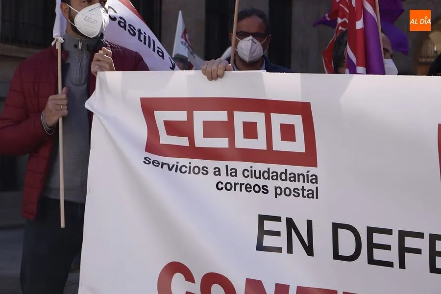 Foto 4 - Empleados de Correos protestan por sus condiciones laborales y rechazan la privatizaci&oacute;n de este...
