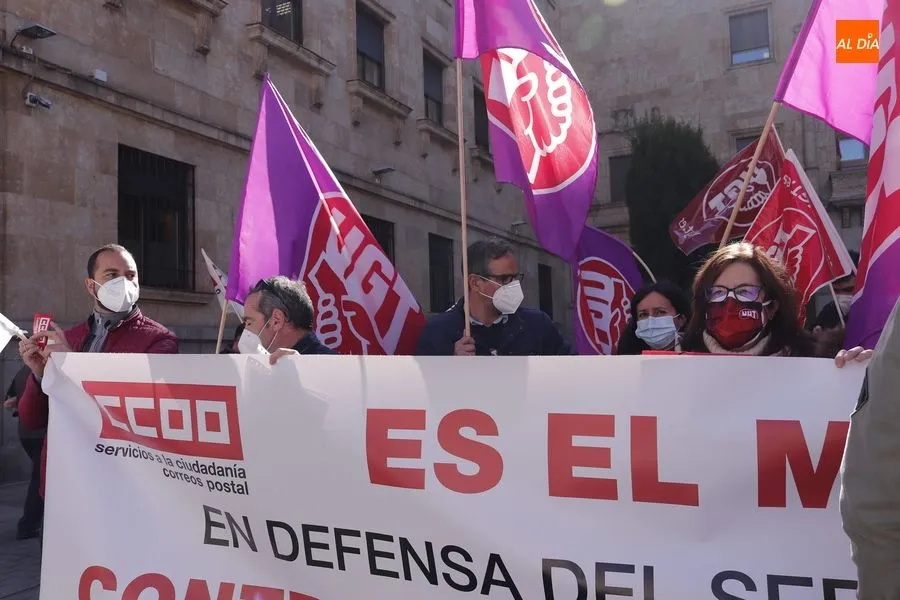 Foto 3 - Empleados de Correos protestan por sus condiciones laborales y rechazan la privatizaci&oacute;n de este...