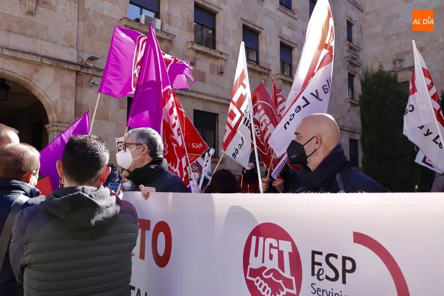 Foto 2 - Empleados de Correos protestan por sus condiciones laborales y rechazan la privatizaci&oacute;n de este...