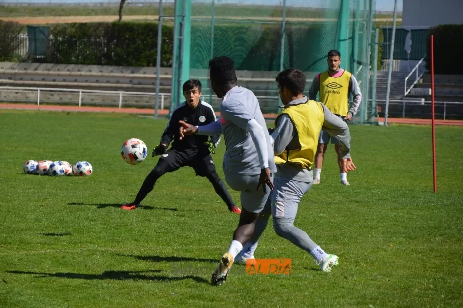 Ernest Ohemeng le marca un buen gol a Mike / Carlos Cuervo