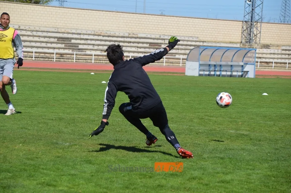 Foto 11 - Suave sesi&oacute;n de recuperaci&oacute;n del Salamanca UDS con un partidillo entre los suplentes