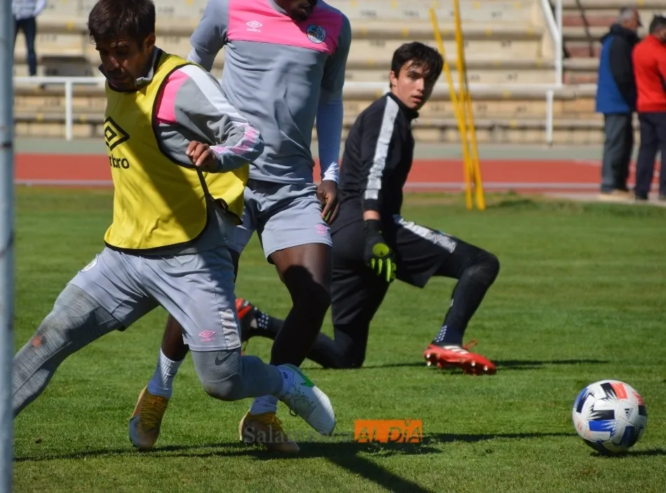 Foto 6 - Suave sesi&oacute;n de recuperaci&oacute;n del Salamanca UDS con un partidillo entre los suplentes