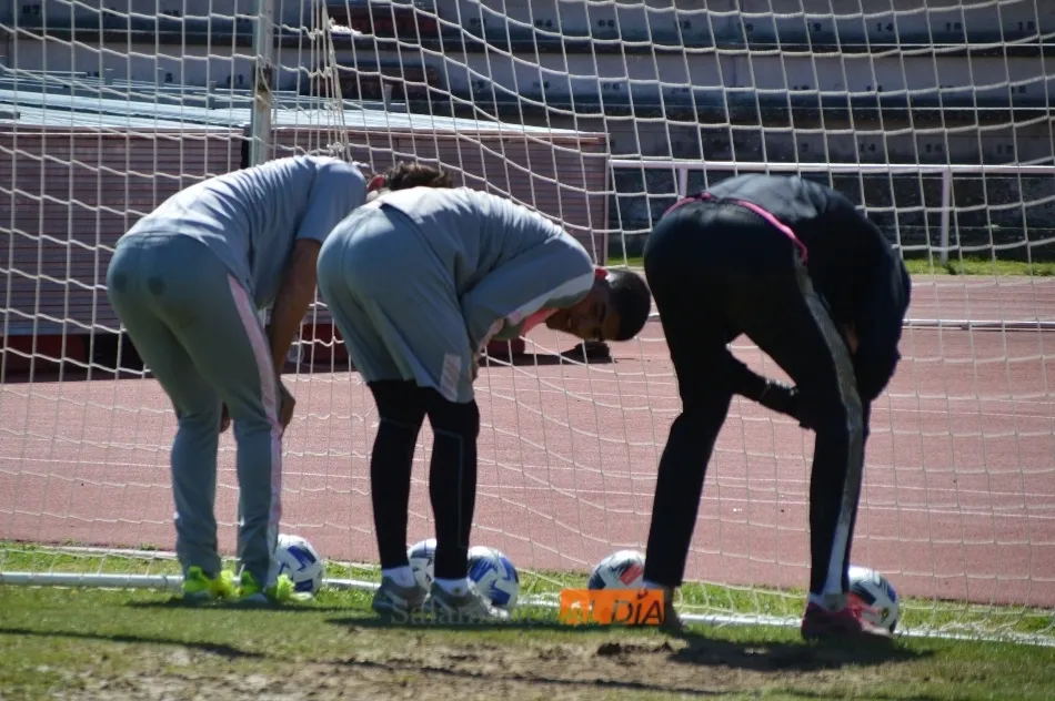 Foto 3 - Suave sesi&oacute;n de recuperaci&oacute;n del Salamanca UDS con un partidillo entre los suplentes