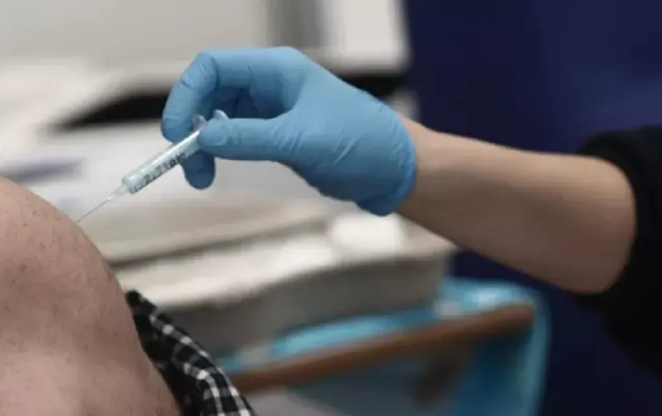 Dolor de cabeza súbito y fuerte o pérdida de visión: motivos para ir al hospital tras la vacuna...