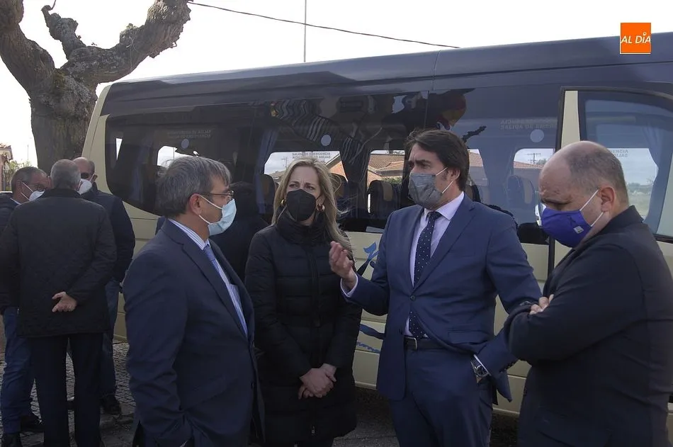 Foto 4 - La Zona de Fuentes de O&ntilde;oro acoge el estreno regional del Bono Rural de Transporte gratuito  
