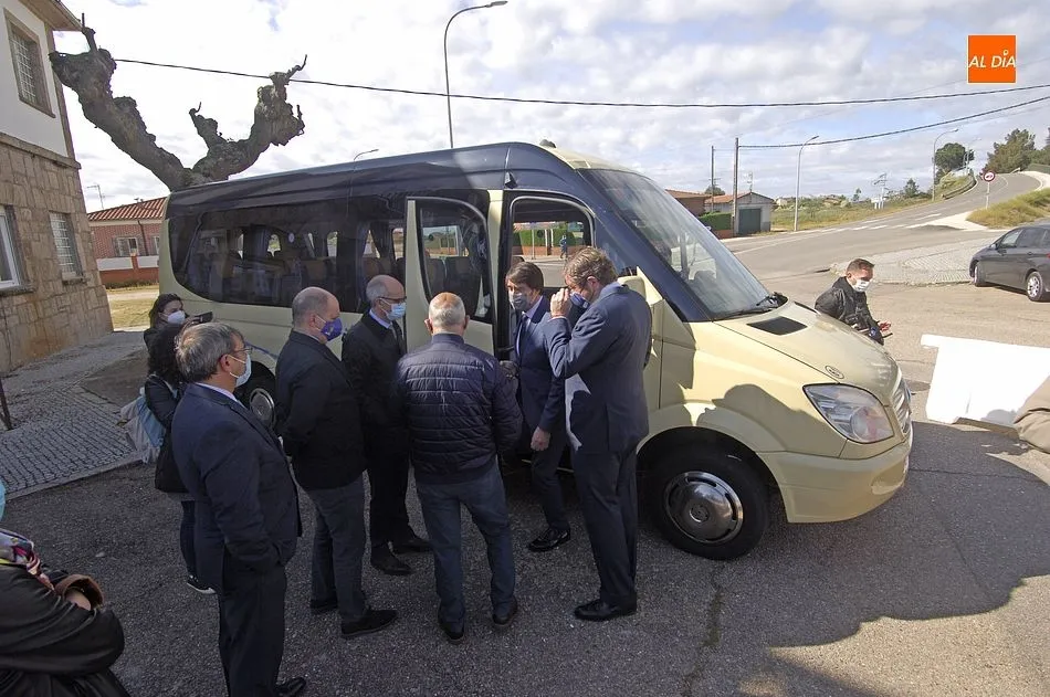 Foto 7 - La Zona de Fuentes de O&ntilde;oro acoge el estreno regional del Bono Rural de Transporte gratuito  
