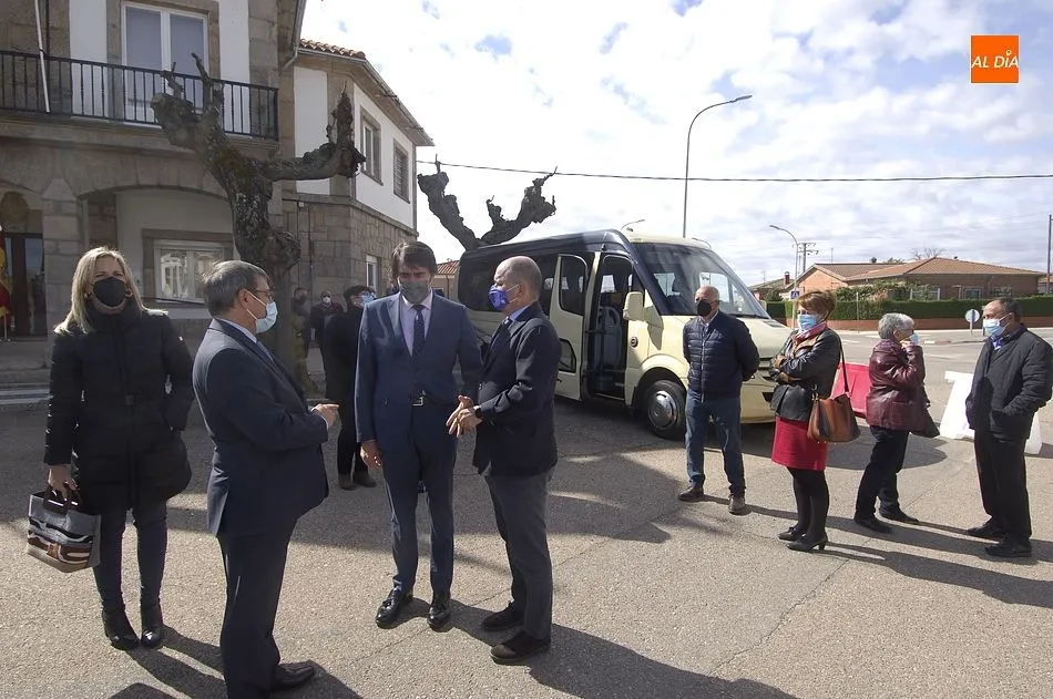 Foto 3 - La Zona de Fuentes de O&ntilde;oro acoge el estreno regional del Bono Rural de Transporte gratuito  